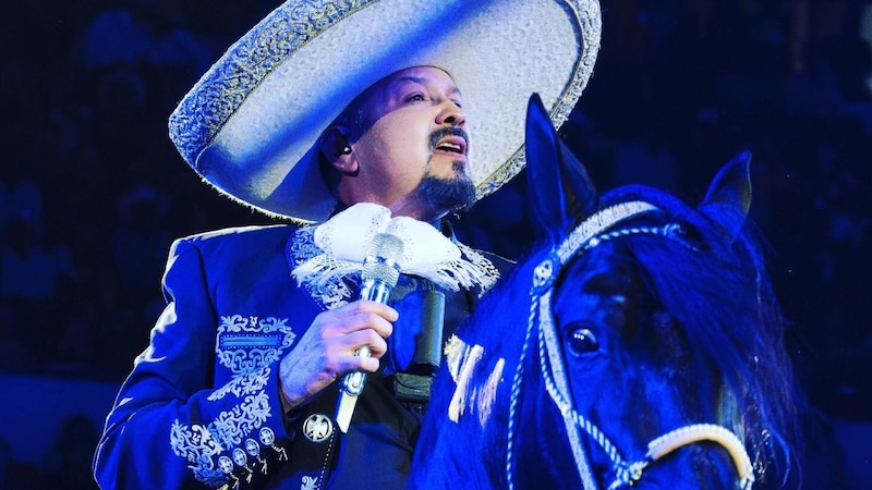 Vicente Fernández cantando a caballo