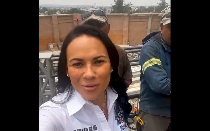 La alcaldesa de Bogotá, Claudia López, supervisa las obras de construcción de la nueva línea del metro de la ciudad.