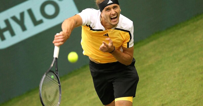 El tenista alemán Alexander Zverev en acción durante un partido de tenis.