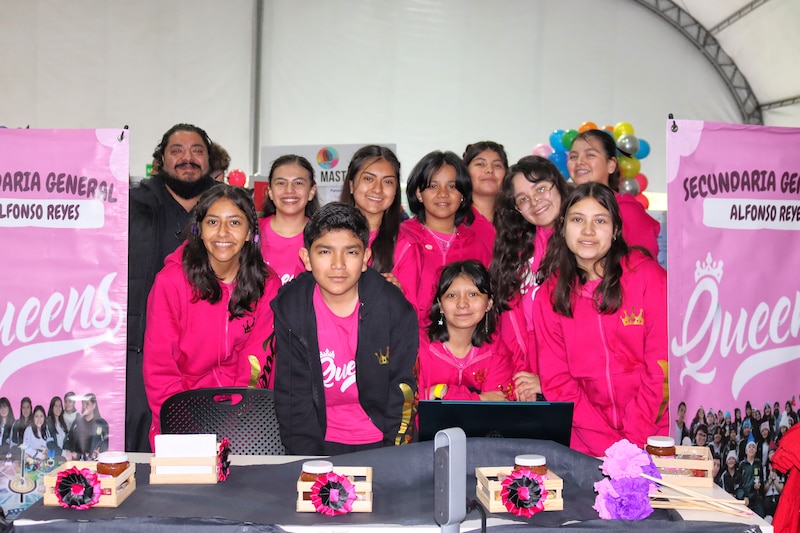 Estudiantes de la escuela secundaria Alfonso Reyes participan en un concurso de robótica.
