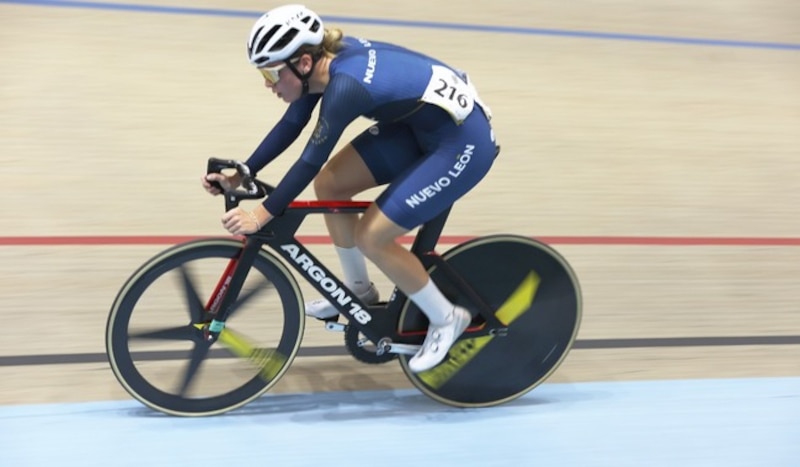 Ciclista en el velódromo