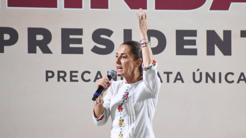 La presidenta de Honduras, Xiomara Castro, pronuncia un discurso ante la multitud.