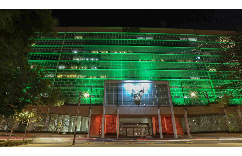 El edificio de la Bolsa de Valores de Buenos Aires iluminado de verde