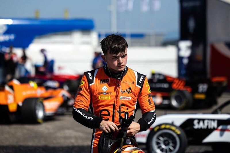 El piloto de Fórmula 3, Zak O'Sullivan, en la parrilla de salida