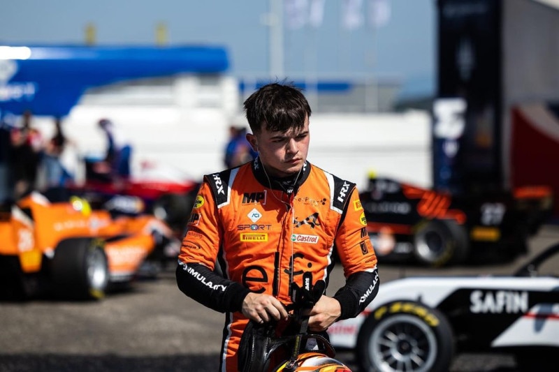 El piloto de Fórmula 3, Zak O'Sullivan, en la parrilla de salida