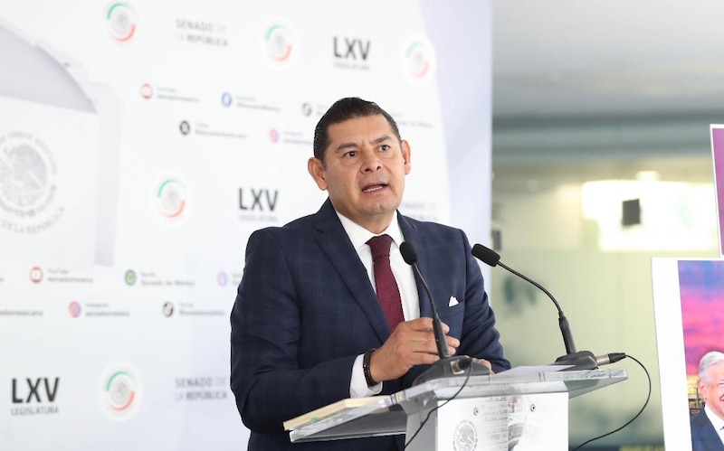 El senador Ricardo Monreal Ávila durante una rueda de prensa en el Senado de la República.