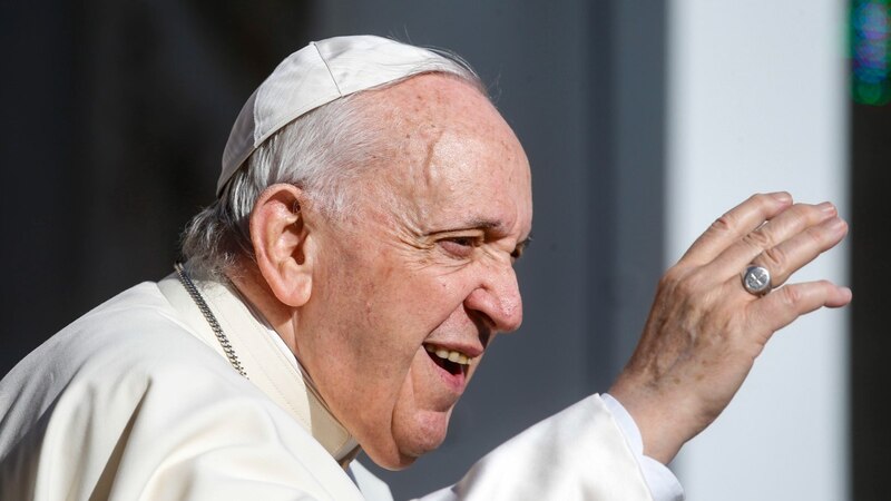 El Papa Francisco saluda a los fieles en la Plaza de San Pedro