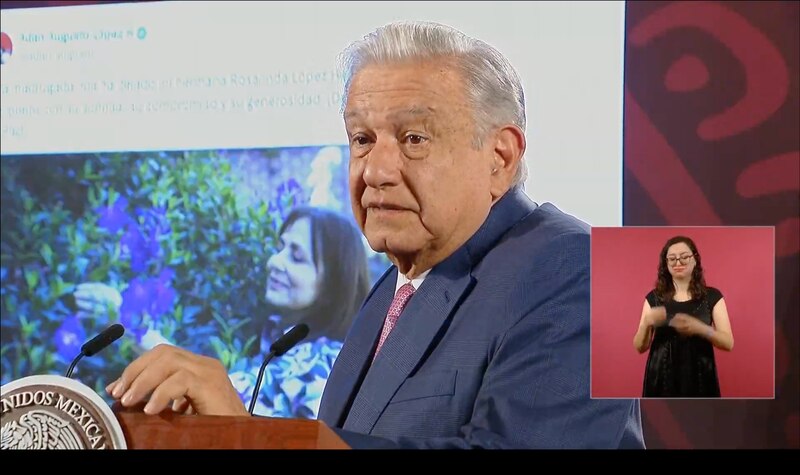 El presidente López Obrador da un discurso sobre la importancia de la educación.