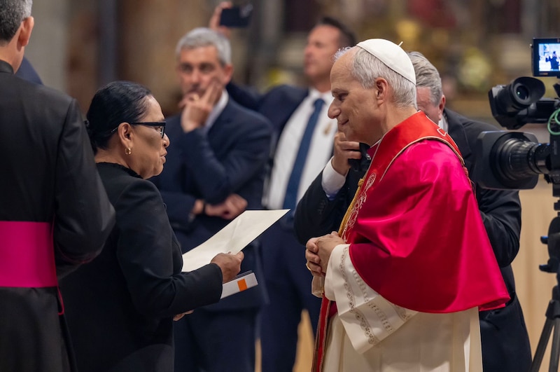 Rosa Icela Rodríguez entregando carta al Papa León XIV en la Basílica de San Pedro