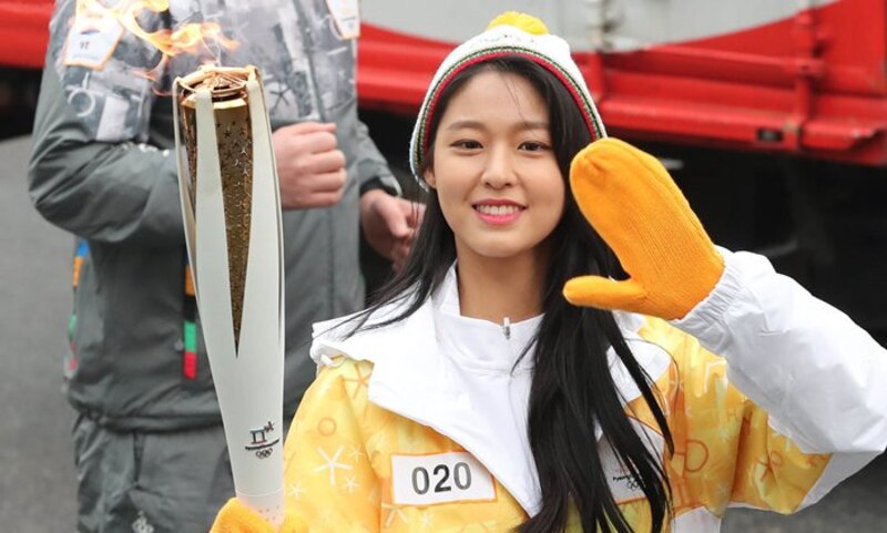 La patinadora surcoreana Kim Yu-na sostiene la antorcha olímpica durante la ceremonia de relevos de la antorcha olímpica de PyeongChang 2018.