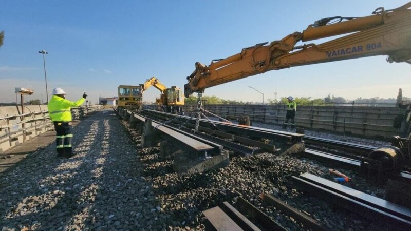 Trabajadores instalando vías férreas