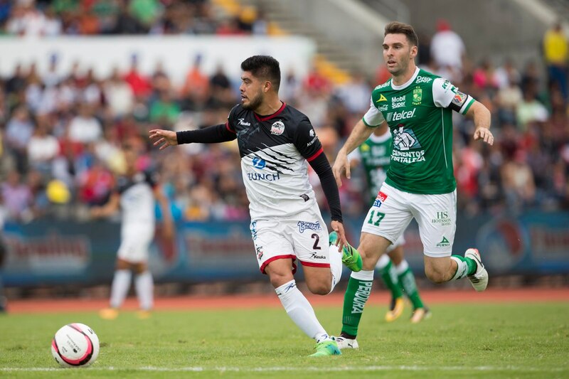 Jugadores de fútbol disputan un balón