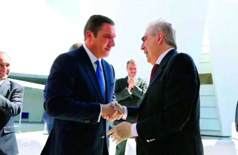 El presidente electo de Chile, Gabriel Boric, saluda al presidente de Argentina, Alberto Fernández.