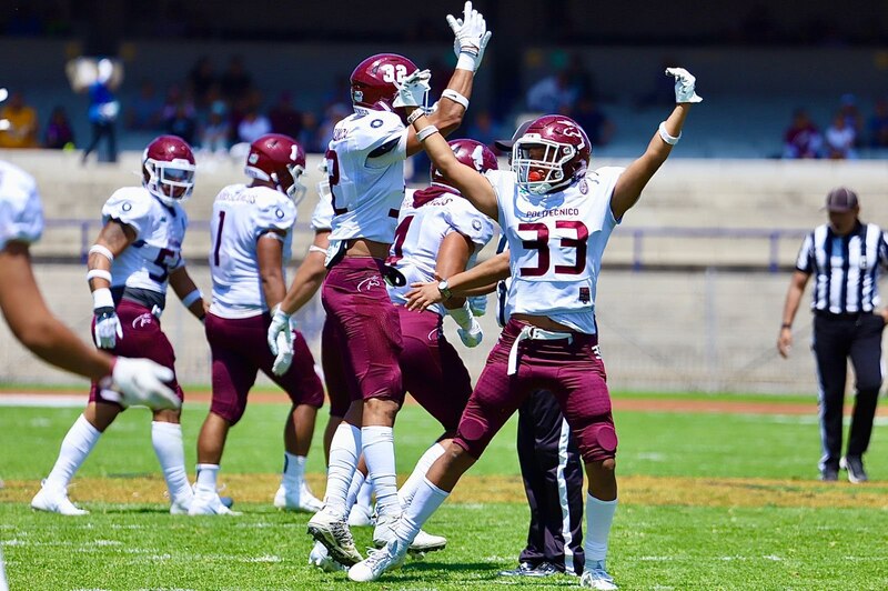 Jugadores de fútbol americano celebrando un touchdown