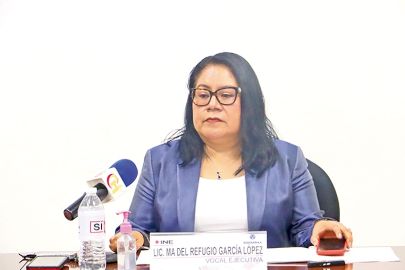 La presidenta del INE, María del Refugio García López, durante una conferencia de prensa.