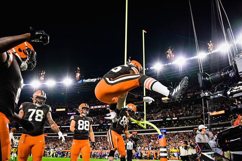 Jugador de fútbol americano celebrando un touchdown.