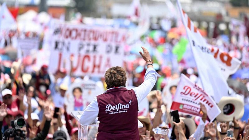 Delfina Gómez, candidata de Morena a la gubernatura del Estado de México, durante un mitin en Ecatepec.