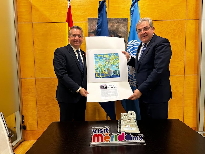 El alcalde de Mérida, Antonio Rodríguez Osuna, recibe una obra de arte del artista plástico Alonso García.