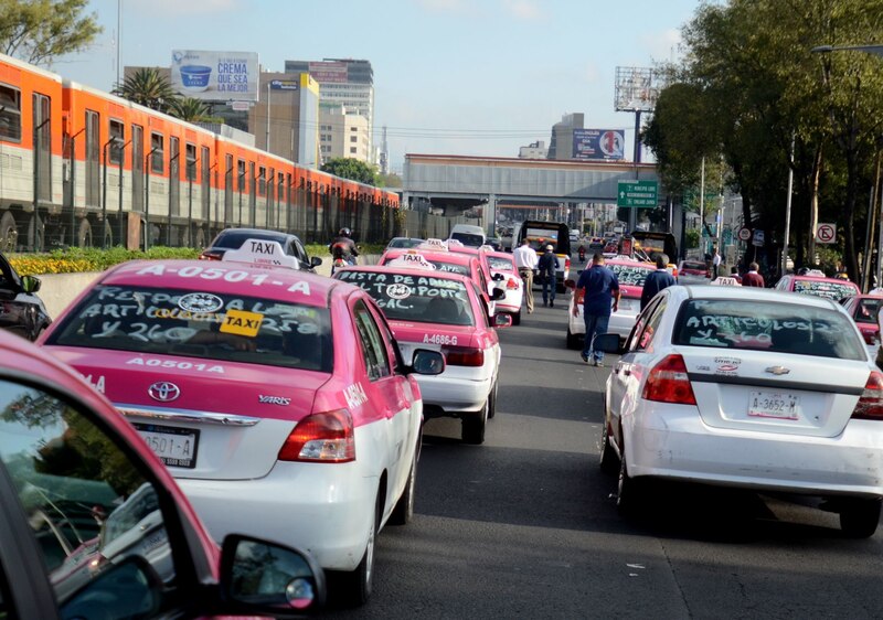 Taxistas capitalinos marcharon por calzada de Tlalpan el Ángel de la Independencia, los inconformes exigen la regulación del transporte a través de aplicaciones como Uber y Cabify.