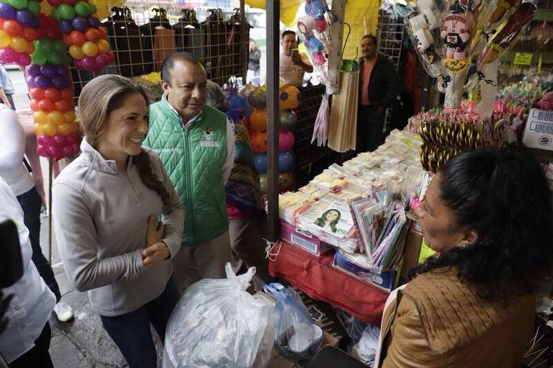 La candidata del Partido Verde, Karen Castrejón Trujillo, saluda a los comerciantes del mercado de Sonora