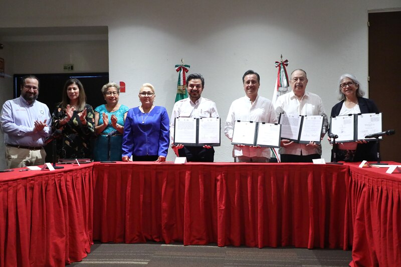 Firma de convenio entre el gobierno y la empresa privada para la construcción de un nuevo hospital
