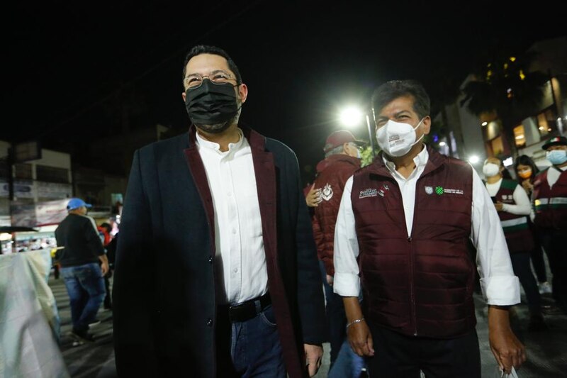 El presidente López Obrador y el gobernador de Morelos, Cuauhtémoc Blanco, caminan juntos en un evento público.