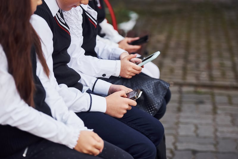 Celulares en Escuelas  Estudiantes mexicanos menores de 16 años pueden pasar en promedio hasta nueve horas al día navegando en internet.