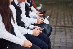 ¡Adiós a TikTok en el salón de clases! Prohibirán uso de teléfonos celulares en primarias y secundarias de la CDMX