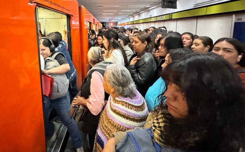 Un vagón del metro de la Ciudad de México repleto de gente