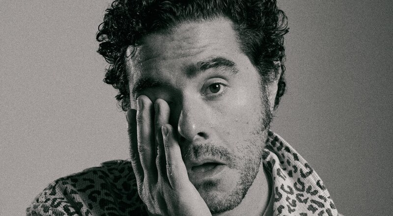 Retrato en blanco y negro de un hombre joven con expresión pensativa