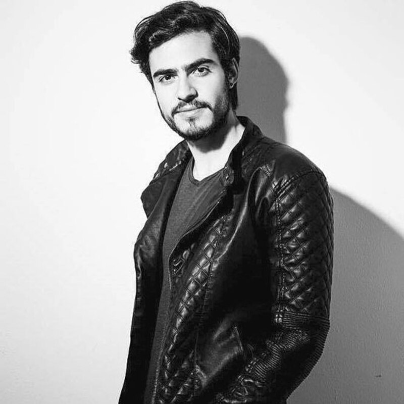 Retrato de un hombre joven con barba y chaqueta de cuero