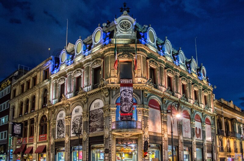 Fachada iluminada del Palacio de Bellas Artes en la Ciudad de México