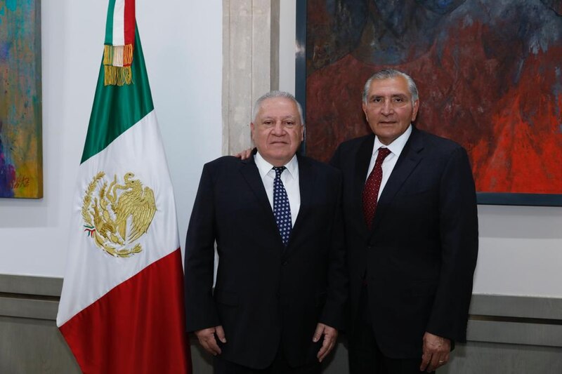 El presidente de México, Enrique Peña Nieto, se reúne con el líder del PRI, Manlio Fabio Beltrones.