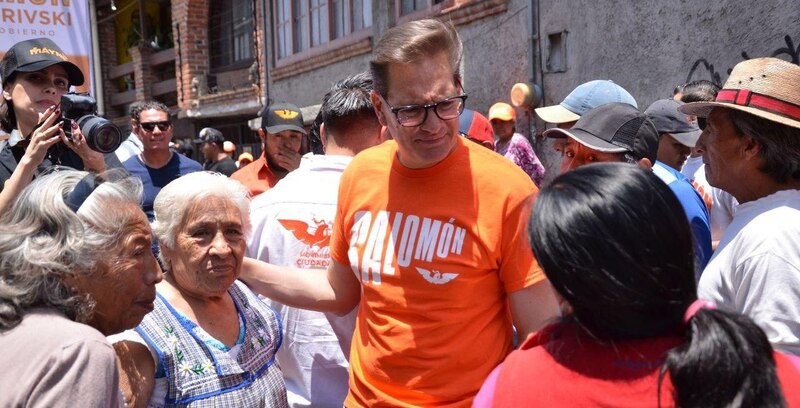 El candidato presidencial Ricardo Anaya saluda a una mujer mayor durante un mitin en la Ciudad de México.