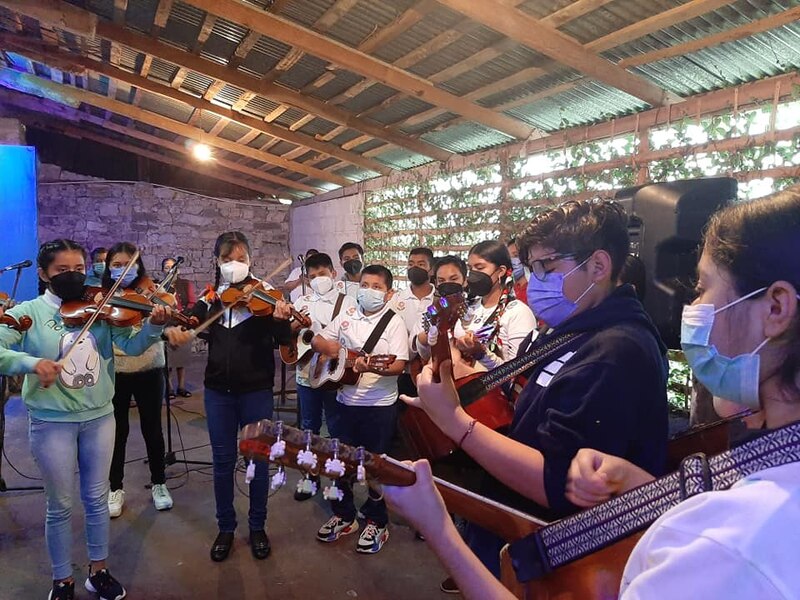 Orquesta de niños tocando música en vivo