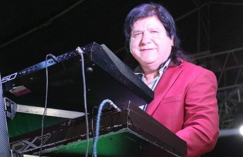El músico tocando el teclado