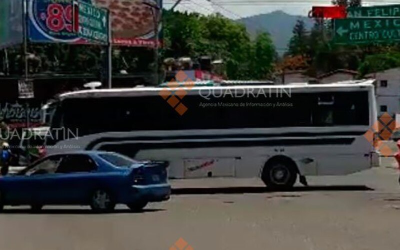 Autobús de pasajeros en una carretera