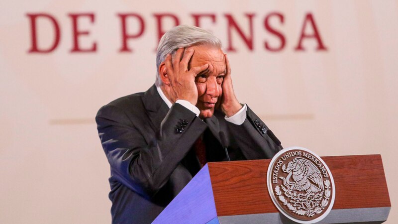 El presidente López Obrador se muestra preocupado durante una conferencia de prensa.