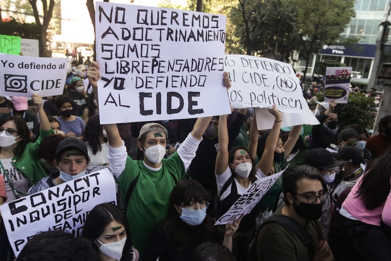 Estudiantes del CIDE protestan contra el intento de adoctrinamiento