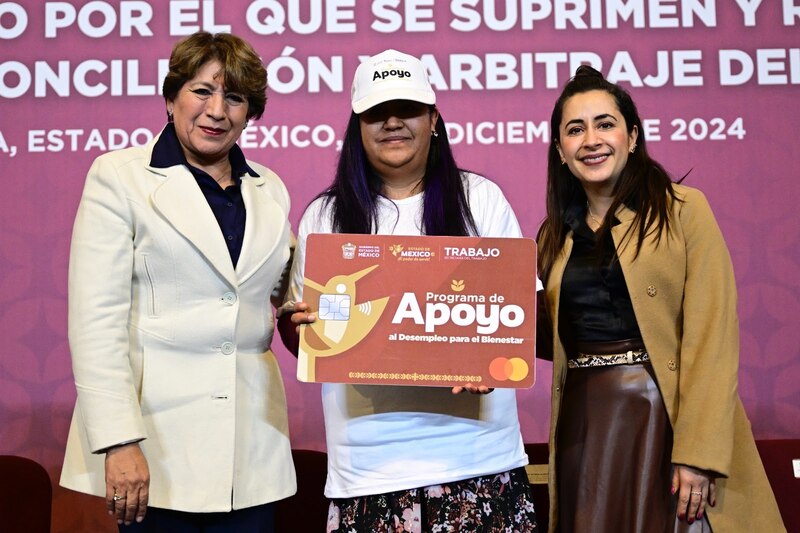 Delfina Gómez entregando apoyo a habitantes del Estado de México