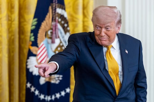 El petróleo se desploma tras celebrar Trump pláticas “muy buenas” con Irán
