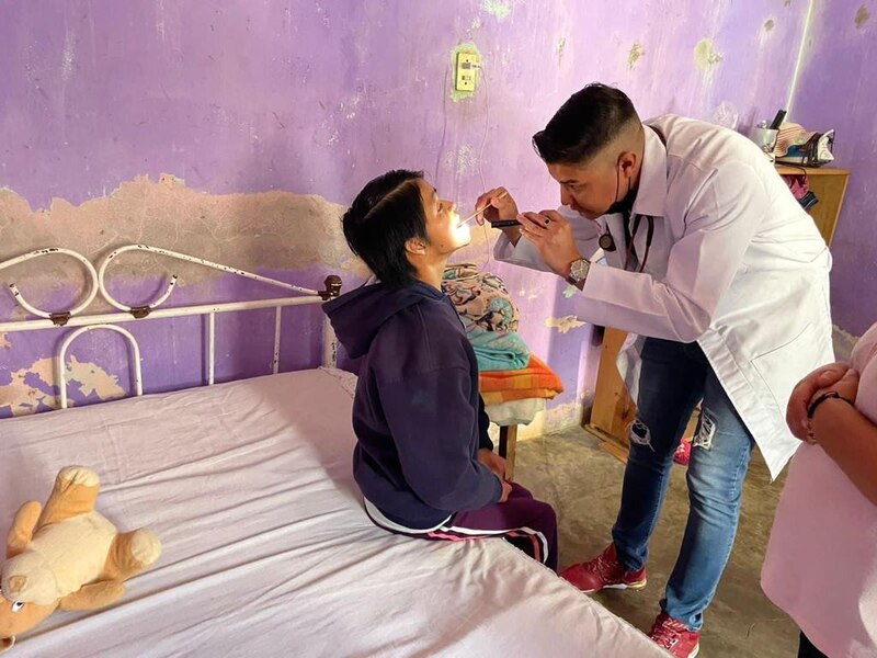 Médico examinando a una paciente en una clínica.