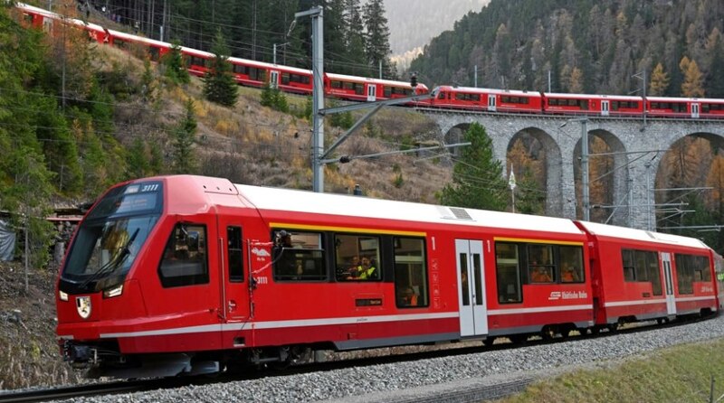 Tren rojo en las montañas