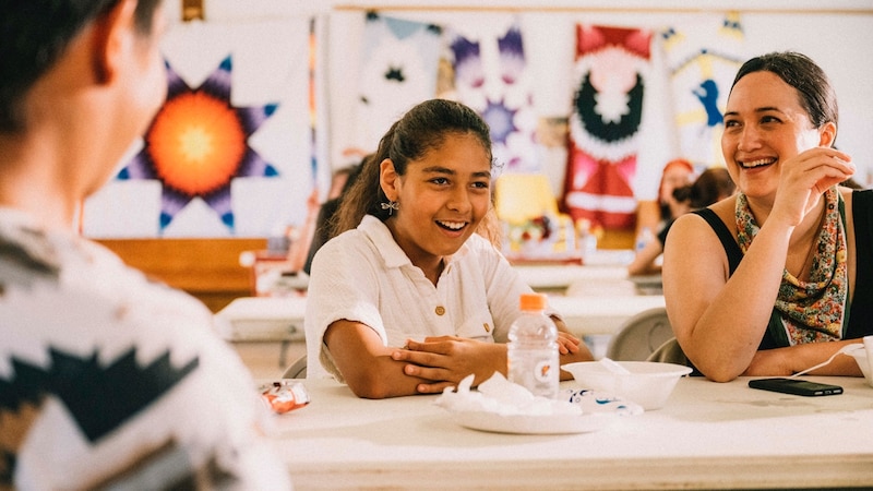 Niña indígena sonriendo