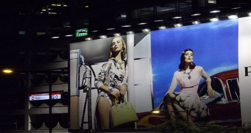 Dos mujeres en un anuncio de moda retroiluminado