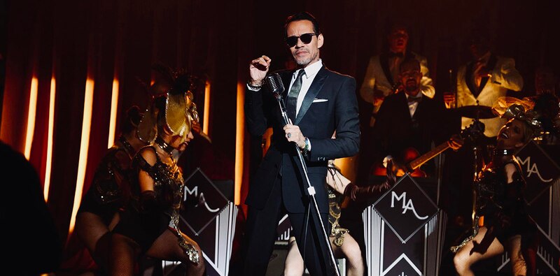 Marc Anthony cantando en un concierto