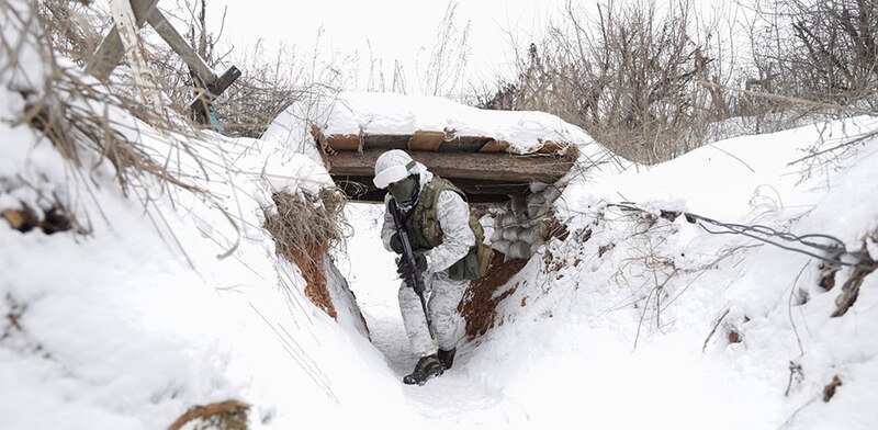 Soldado en una trinchera durante la guerra de Ucrania