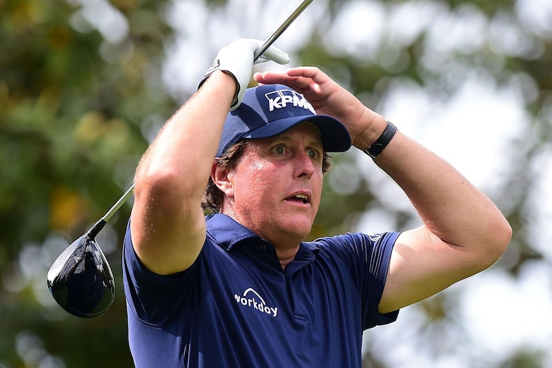 Phil Mickelson se prepara para un golpe de golf