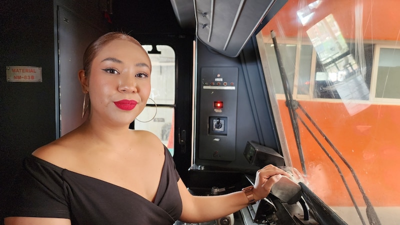Mujer maquinista en el tren