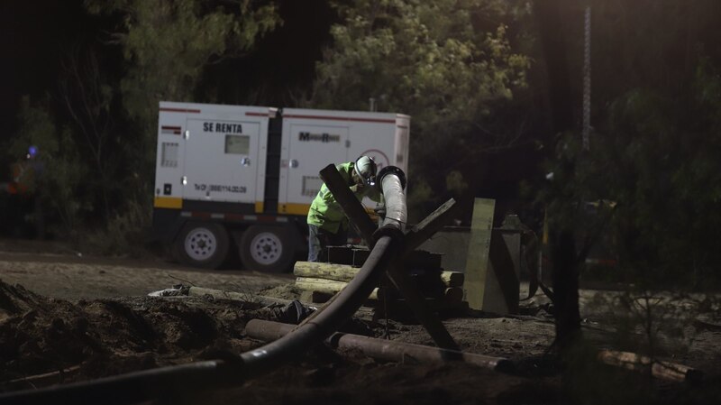 Soldador trabajando en una tubería